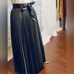 Stunning knife pleat Black Minimalist maxi Skirt 80s Vintage Drama  Chic S